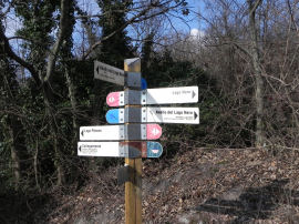 Cartelli per il collegamento dal Lago Nero verso il Lago Pistono (40287 bytes)